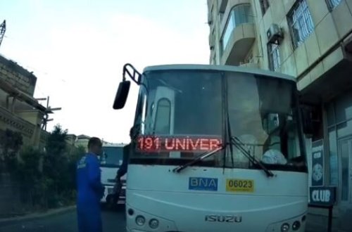 Bakıda avtobus sürücüləri qaydanı belə pozdu - qarşı yola keçib... - VİDEO