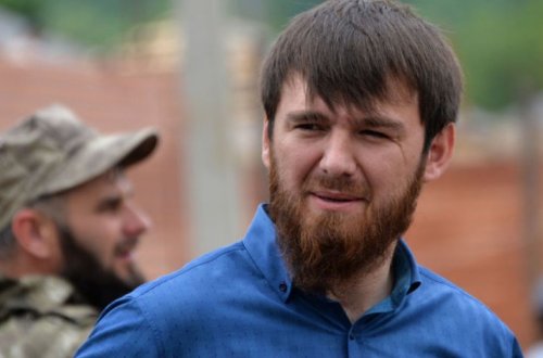 Чеченский телеканал показал, как бывший мэр Грозного бьет женщин электрошокером - ВИДЕО