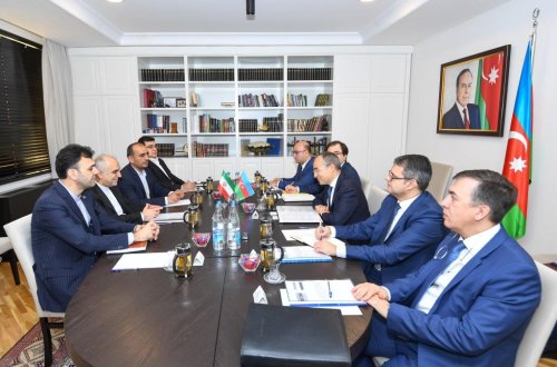 İqtisadiyyat naziri İranın İqtisadi işlər və maliyyə naziri ilə görüşüb