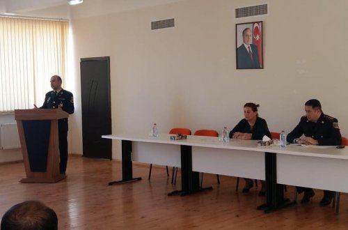 Məktəblilərlə bir arada