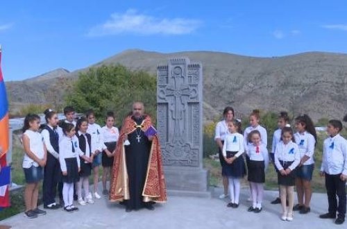 Düşmən Xocavənddə daha bir xaç abidəsi ucaltdı - FOTOLAR