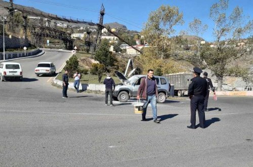 DYP əməkdaşları yolda yanan avtomobili söndürüblər