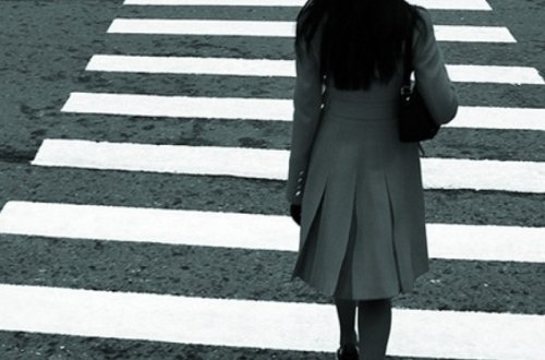 Bakıda avtomobil yolu keçən hamilə qadını vurub