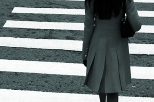 В Баку автомобиль сбил беременную женщину