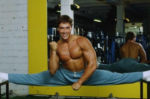 В селе Вандам в Азербайджане установили памятник Ван Дамму - ФОТО