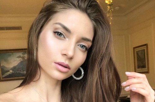 Həkim dodaqlarına silikon qoyduran müğənnini döydü — FOTO