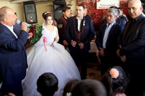 Azərbaycanda toyda maraqlı hadisə: Bəyə “Hərbi xidmətdə fərqlənməyə görə” medalı təqdim edildi - FOTO