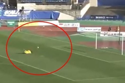 Футболисты дважды за полторы минуты забили со своей половины - ВИДЕО