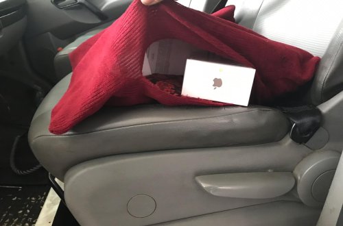 Döşəyin içərisində 6 ədəd mobil telefon aşkarlandı