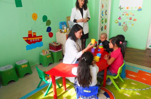 Şəmkirdə daun sindromlu uşaqlar sosial reabilitasiya xidmətlərinə cəlb edilir