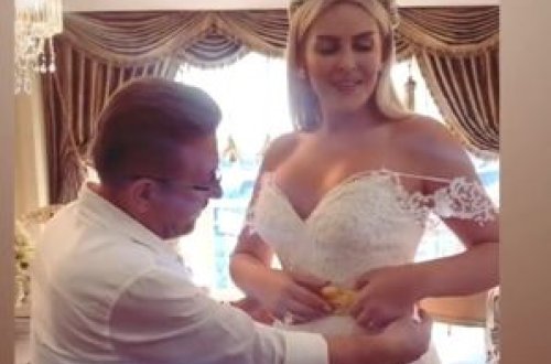 Cinsini dəyişib ərə gedən bloqerə atası qızıl kəmər hədiyyə etdi - FOTO