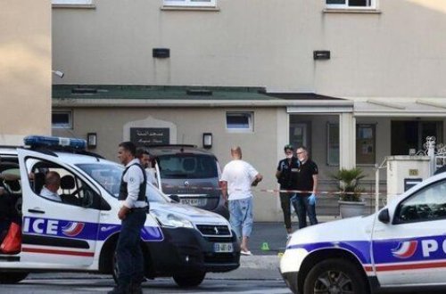 Во Франции в мечеть бросили 