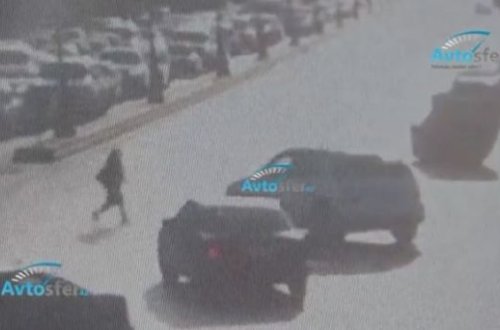 В Баку Opel проехал на красный и перевернулся - ВИДЕО