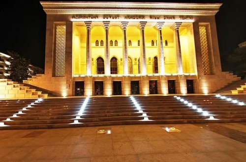 Yüz ilin dövlət teatrı - TARİXÇƏ