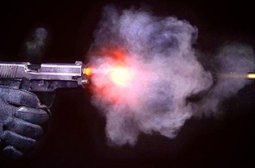 В Баку автомобиль попал под обстрел