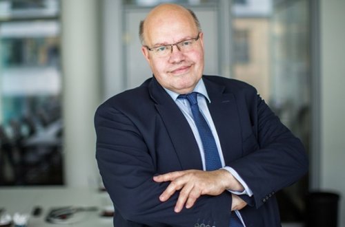 İqtisadiyyat naziri pilləkənlərdən yıxılıb huşunu itirdi (FOTO/VİDEO)