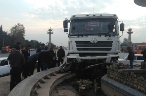 Gəncədə yük maşını fontana girdi – FOTO