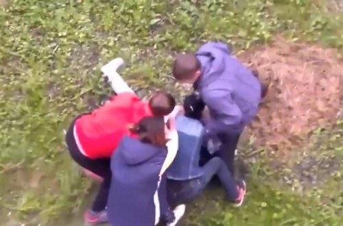 Bakıda metro yaxınlığında qadınlar arasında dava düşdü - VİDEO