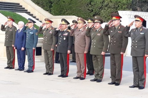 MDB Müdafiə Nazirləri Şurasının iclasının iştirakçıları Şəhidlər xiyabanını ziyarət ediblər