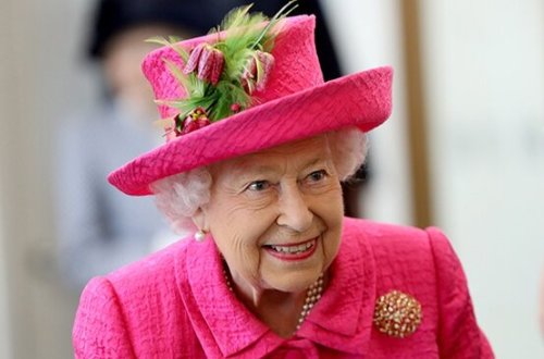 Kraliça Yelizavetanın otağına hansı kişilər girə bilər?