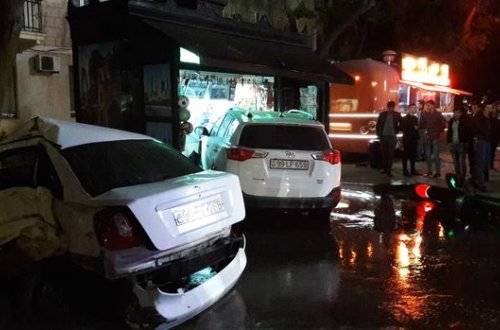 Yuxulu sürücü maşınını “Nərimanov” metro stansiyasının girişindəki köşkə çırpdı - FOTO/VİDEO