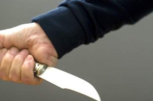 В столице ранили ножом молодого мужчину