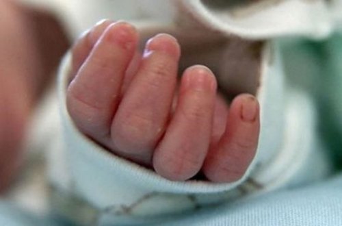 Anasının ehtiyatsızlığı ucbatından iki yaşlı uşaq ağır yanıq xəsarətləri aldı