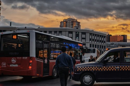 Bakıda pik saatlarda avtobuslarda gedişhaqqı dəyişikliyi olacaq