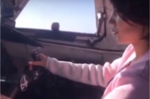 Pilot qız dostuna təyyarə havada olarkən idarəni öyrətdi - VİDEO