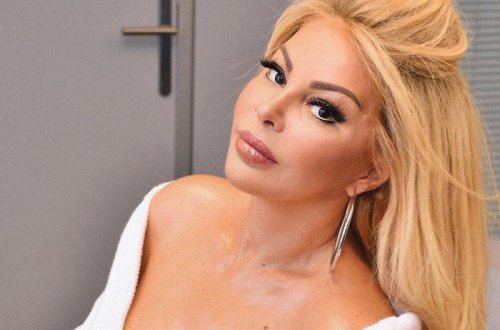 Aygün Kazımova xalatda, sinəsi açıq halda kamera önünə keçdi - FOTO