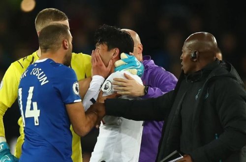 Rəqib futbolçunun ayağını qıran futbolçu göz yaşlarını saxlaya bilmədi - VİDEO