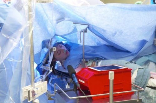 Tələbə öz beyin əməliyyatını canlı yayımda göstərdi - VİDEO