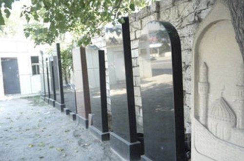 Mingəçevirdə qəbir daşı ustanın üstünə aşdı
