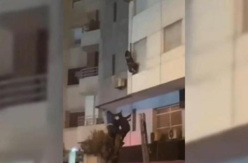 Отважная женщина с помощью занавесок спасла девочку из горящей квартиры