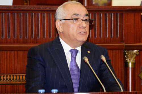 Али Асадов подписал первый документ на посту премьер-министра