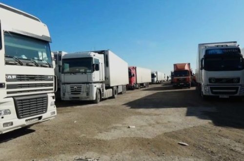 Azərbaycan gömrüyündə sıxlıq: yüzlərlə maşın sərhədi keçə bilmir - FOTO