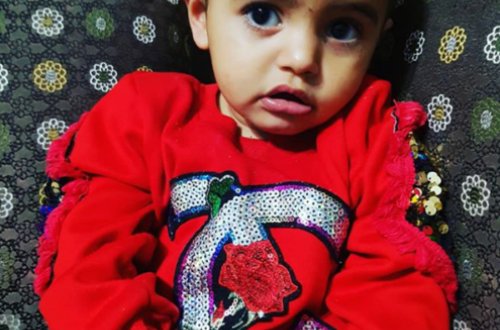 Azərbaycanda ana iki yaşlı qızını körpələr evinin önünə atıb qaçdı