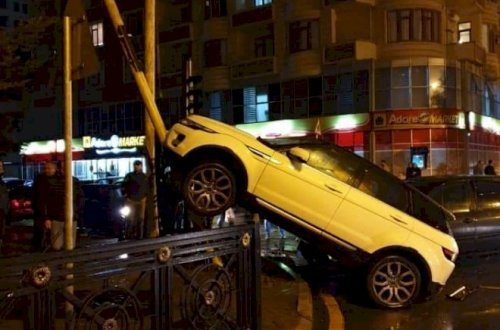 Женщина-водитель стала виновницей аварии в Баку - ВИДЕО