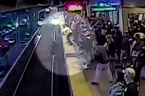 Sərxoş sərnişin metroda relslərin üstünə yıxıldı - VİDEO