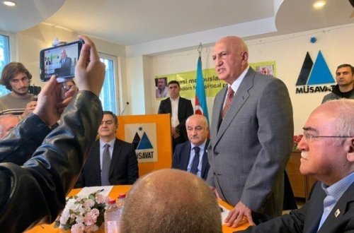 Müxalifət partiyasının sədri: 