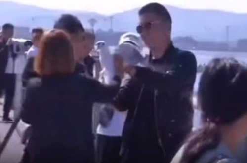 Çində turistlər qağayını zorla yedizdirdilər – VİDEO