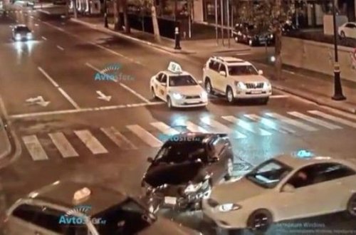 В Баку таксист грубо нарушил правила и спровоцировал ДТП - ВИДЕО