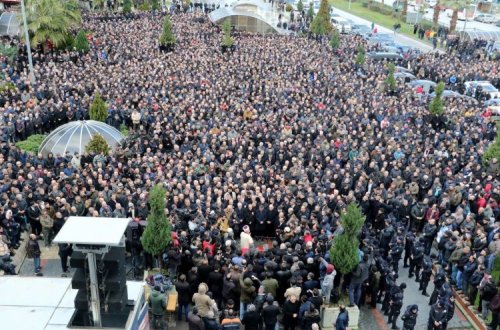 SON DƏQİQƏ: Məşhur gənc aktyor VƏFAT ETDİ - Evinin qarşısında izdihamdır / FOTOLAR