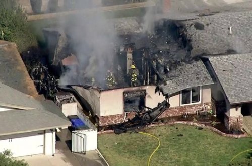 В Калифорнии частный самолет упал на жилой дом – ВИДЕО