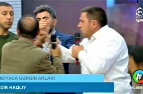 Canlı efirdə gərgin anlar - diz çökdürdüyü oğlanın atası ilə əlbəyaxa oldu - VİDEO