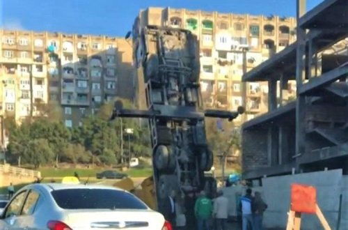 Bakıda kran aşdı - VİDEO