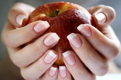 Трюк девушки с яблоком поразил японцев - ВИДЕО