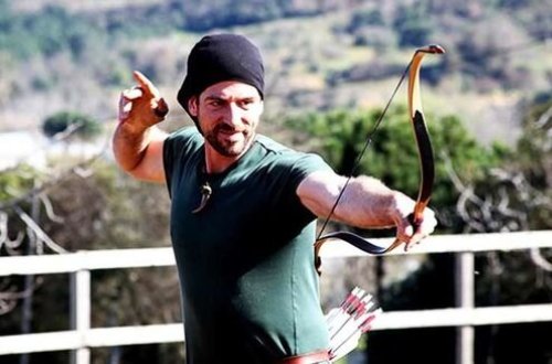 Tanınmış aktyor çəkiclə evə basqın etdi