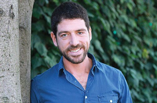 Известный актер, вооружившись молотком, совершил налет на дом - ФОТО