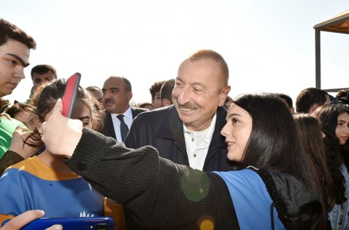 “Cənab prezident, şəkil bulanlıq düşüb, yenidən çəkdirə bilərik?” - VİDEO